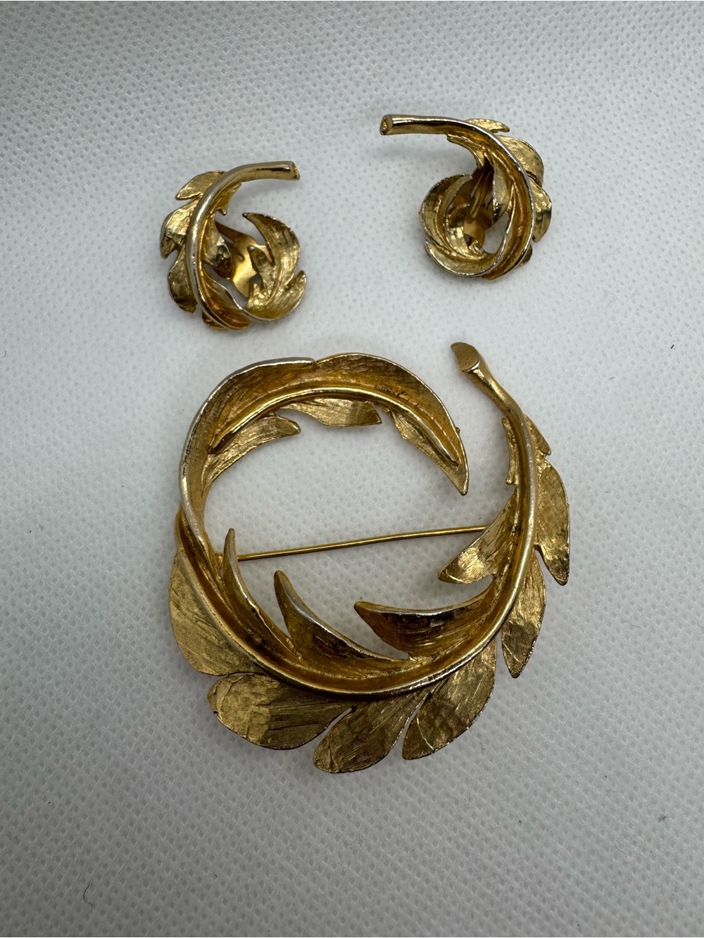 Gold Tone Leaf Swirl Brooch & Clip On Earrings Set Vintage Style